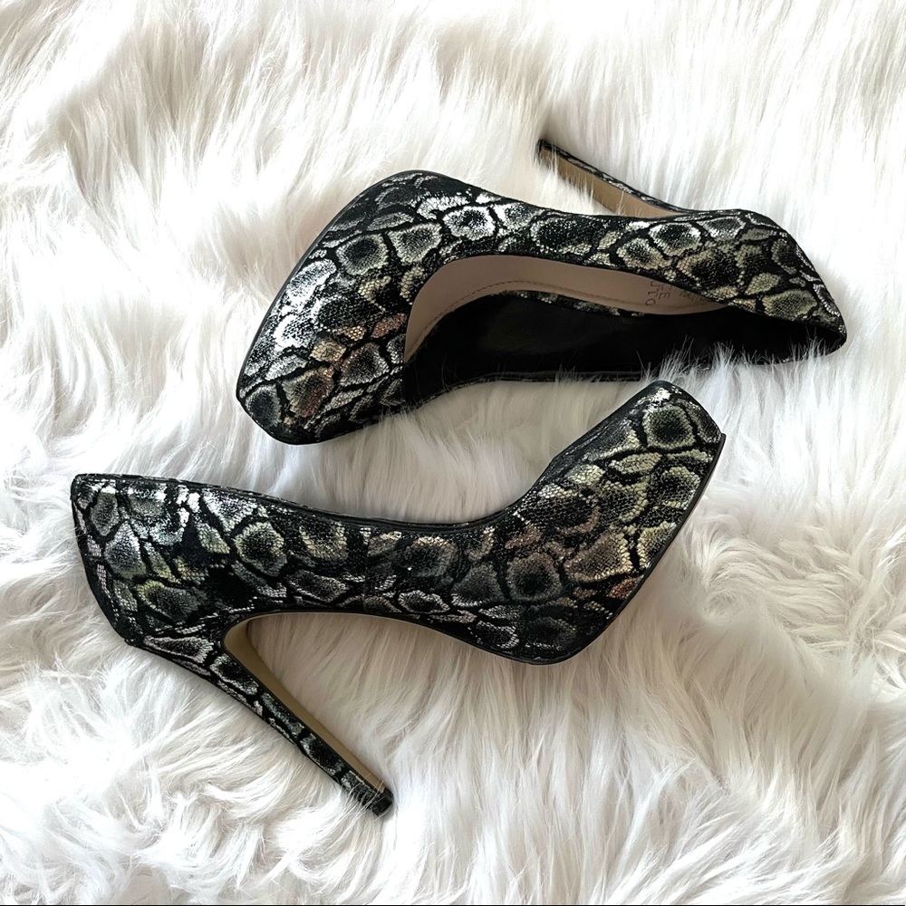 VINCE CAMUTO•leather metallic snake platform stiletto pumps 7 EUC